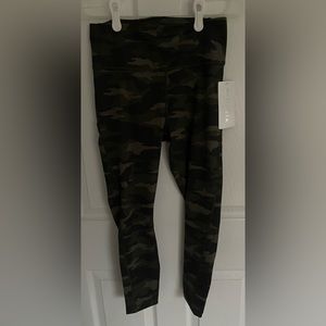 NWT Athleta Ultimate Camo 7/8 Tight. Green Camo, Size Small.